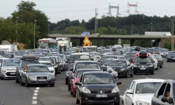 Les automobilistes font la queue devant le péage de Saint-Quentin-Fallavier, près de Lyon le 8 juillet 2017