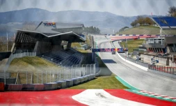 La ligne droite des stands du circuit de F1 de Spielberg le 17 avril 2020 en Autriche