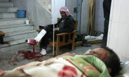 Des Syriens blessĂ©s par les raids du rĂ©gime  attendent dans une clinique de forture d'ĂȘtre soignĂ©s Ă  Kafr Batna dans le fief rebelle de la Ghouta orientale, le 21 fĂ©vrier 2018