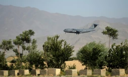 Un avion de transport de l'US Air Force atterrit à la base de Bagram en Afghanistan le 1er juillet 2021