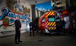 (De G à D) le caporal-chef Christophe, le caporal Loïc et le sapeur première classe Arthur, posent devant leur véhicule à la caserne Parmentier, le 2 novembre 2016 à Paris
