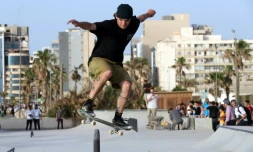 Des skateurs dans le premier skatepark de Libye, inauguré à Tripoli, le 29 mai 2022