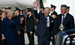 Le roi Charles III et la reine Camilla à leur arrivée à l'aéroport de Rome Ciampino pour une visite d'Etat en Italie, le 7 avril 2025