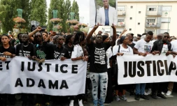 Le slogan "Justice pour Adama" affiché lors d'une manifestation le 22 juillet 2016 à Beaumont-sur-Oise