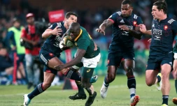 L'arrière du XV de France Brice Dulin tente de plaquer l'ailier sud-africain Raymond Rhule au Loftus Versfeld Stadium à Pretoria, le 10 juin 2017