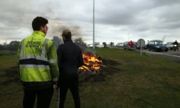 Des dockers bloquent le 8 octobre 2015 l'accès au Havre pour soutenir les employés de l'usine Sidel où un plan social prévoit la suppression de 214 postes  