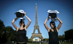 Action des militants de la PETA devant la Tour eiffel le 23 septembre 2019