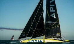 Le bateau "Apivia" du skipper français Charlie Dalin, au large des Sables-d'Olonne, le 8 novembre 2020