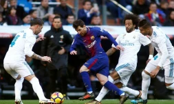 La star du Barça Lionel Messi aux prises avec la défense du Real Madrid, lors du clasico de la Liga disputé à Bernabeu, le 26 décembre 2017 