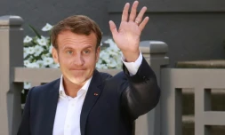 Emmanuel Macron quitte sa maison avoir voté pour le second tour des élections municipales du 28 juin 2020, au Touquet.