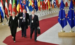 La PremiÚre ministre britannique Theresa May (G) arrive au siÚge de la Commission européenne à Bruxelles (Belgique), le 23 mars 2018