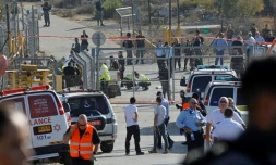 Des forces de sécurité israéliennes et des équipes de secours sur la scène de l'attaque à l'entrée de Har Adar, une colonie de Cisjordanie occupée située à une quinzaine de kilomètres à l'ouest de Jérusalem, le 26 septembre 2017