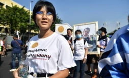 La lycéenne thaïlandaise Benjamaporn "Ploy" Nivas, le 14 novembre 2020 lors d'un rassemblement pour la démocratie à Bangkok