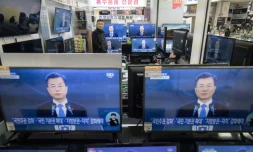 Le président sud-coréen Moon Jae-In en direct à la télévision dans un magasin de Séoul, le 10 janvier 2018