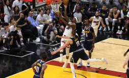 Jimmy Butler, l'ailier du Miami Heat, marque un panier devant Nikola Jokic, le pivot des Denver Nuggets, durant le quatriĂšme match des Finales NBA 2023, Ă Miami, le 9 juin 2023