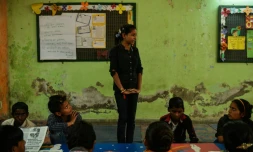 Le jeune reporter indienne Durga Kumari, 15 ans, prend la parole lors de la conférence de rédaction du journal des enfants des rues Balaknama, à New Delhi le 26 février 2016