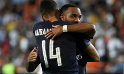 Les buteurs d'Arsenal Pierre-Emerick Aubameyang et Alexandre Lacazette aprÚs la qualification de leur équipe en finale de Ligue Europa en éliminant Valence, le 9 mai 2019 à Mestalla