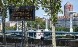 Un panneau met en garde contre une alerte canicule le 18 août 2023 à Lyon