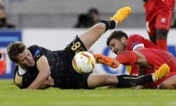 Le Russe Ruslan Kambolov (g), alors défenseur au FC Rubin à la lutte avec le milieu suisse de Sion Veroljub Salatic en Europa League, le 17 septembre 2015 à Sion