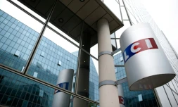 Photo du 29 juillet 2014, une enseigne LCI à l'entrée du siège de TF1 à Boulogne-Billancourt, près de Paris 