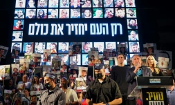 L’envoyé spécial américain Steve Witkoff (au centre) s’exprime tandis que l’homme d’affaires américain Jared Kushner et son épouse Ivanka Trump l’écoutent lors d’un rassemblement à Tel-Aviv, le 11 octobre 2025