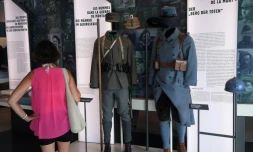 Une jeune femme visite le nouvel historial franco-allemand ouvert au Vieil Armand pour raconter à deux voix l'une des batailles meurtrières de la Grande Guerre, à Wattwiller, dans le Haut-rhin, le 3 août 2017