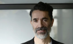 Le metteur en scène italien Romeo Castellucci pose le 13 octobre 2015 à l'opéra Bastille 