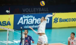 Le rĂ©ceptionneur-attaquant Thibault Rossard s'apprĂȘte Ă smasher la balle contre la Russie lors de la phase finale de la Ligue des Nations, Ă Chicago, le 11 juillet 2019