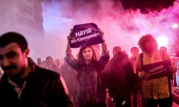 Des supporters du "non" manifestent à Istanbul, le 17 avril 2017, après l'annonce des résultats du referendum constitutionnel