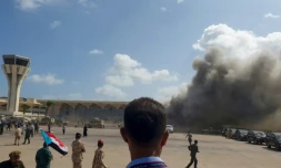 De la fumée s'échappe d'un batiment de l'aéroport d'Aden au Yémen, après des explosions meurtrières au moment de l'arrivée du nouveau gouvernement d'union, le 30 décembre 2020