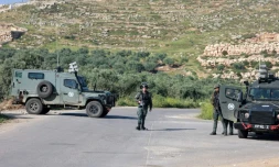 Barrage des établi par des membres des forces de sécurité israéliennes, le 13 avril 2024 dans le village palestinien d'al-Mughayyir, près de Ramallah