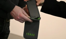 Un étui Yondr accueille un téléphone portable à l'entrée d'une exposition du Brooklyn Museum le 22 novembre 2019 à New York