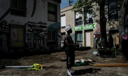 Un homme dans la cour d'une école temporairement reconvertie en centre d'accueil pour migrants, le 16 avril 2020 à Lyon