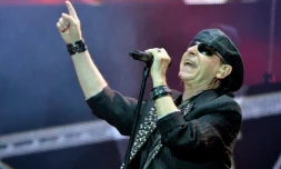Le chanteur du groupe allemand Scorpions, Klaus Meine, sur la scène du Hellfest, le 20 juin 2015 à Clisson