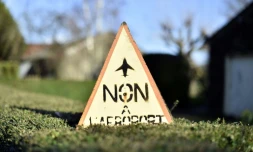 Une pancarte factice "non à l'aéroport" est posée sur le site du projet d'aéroport à Notre-Dame-des Landes, le 7 janvier 2016