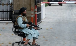Un combattant taliban en faction après une réunion à laquelle participait le Premier ministre Mohammad Hassan Akhund à Kaboul le 13 août 2022