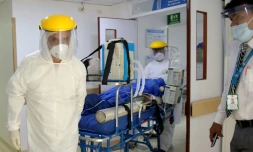 Un malade soupçonnĂ© d'ĂȘtre infectĂ© par le coronavirus arrive Ă l'hĂŽpital San Blas de Bogota, le 2 juillet 2020