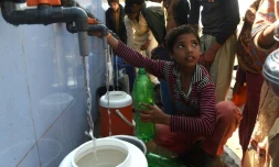 Un enfant remplit son bidon d'eau filtrée à Kot Assadullah au Pakistan, le 25 février 2018