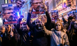 Des manifestants à Istanbul tiennent un portrait de l'avocat kurde Tahir Elci, tué le 28 novembre 2015 à Diyarbakir 