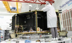 Un ingénieur à l'oeuvre pour le satellite Plato pour l'ESA à Cannes, dan sle sud de la France, le 23 septembre 2024