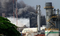De la fumée s'échappe du complexe pétrochimique Petroquimica Mexicana de Vinilo après une explosion le 20 avril 2016 à Coatzacoalcos
