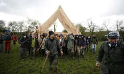 Des occupants de la ZAD portent une charpente pour reconstruire l'un des squats, le 15 avril 2018 Ă Notre-Dame-des-Landes