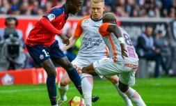 L'attaquant de Lille Nicolas Pépé (g) contre Montpellier, le 17 février 2019 au stade Pierre-Mauroy, à Villeneuve-d'Ascq