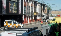 Les services de secours bouclent la rue oĂč un incendie meurtrier a dĂ©vastĂ© une discothĂšque, Ă Murcie en Espagne le 1er octobre 2023