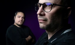 Deux victimes du Bataclan, Stéphane Toutlouyan (d)  et David Fritz Goeppinger posent pour l'AFP à Paris le 28 avril 2021