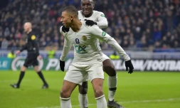 Moussa Diaby fête son but pour le PSG face à Villefranche-sur-Saône avec son coéquipier Kylian Mbappé, en Coupe de France le 6 février 2019 à Décines-Charpieu près de Lyon