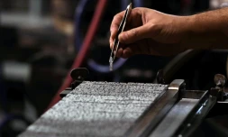 Une machine imprimant des caractÚres de plomb frappés de signes hiéroglyphes dans l'atelier typographique de l'Institut français d'archéologie orientale, le 10 décembre 2020 au Caire