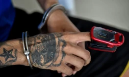 Un détenu subit un teste au coronavirus dans un commissariat de police Cali en Colombie le 21 juillet 2020.