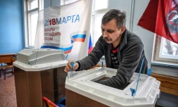 Un membre d'une commission électorale locale prépare une machine de vote à Moscou, le 17 mars 2018