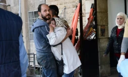 Des proches devant l'hôpital al-Razi à Alep après les tirs et les salves de roquettes des rebelles sur les quartiers ouest d'Alep, le 3 novembre 2016